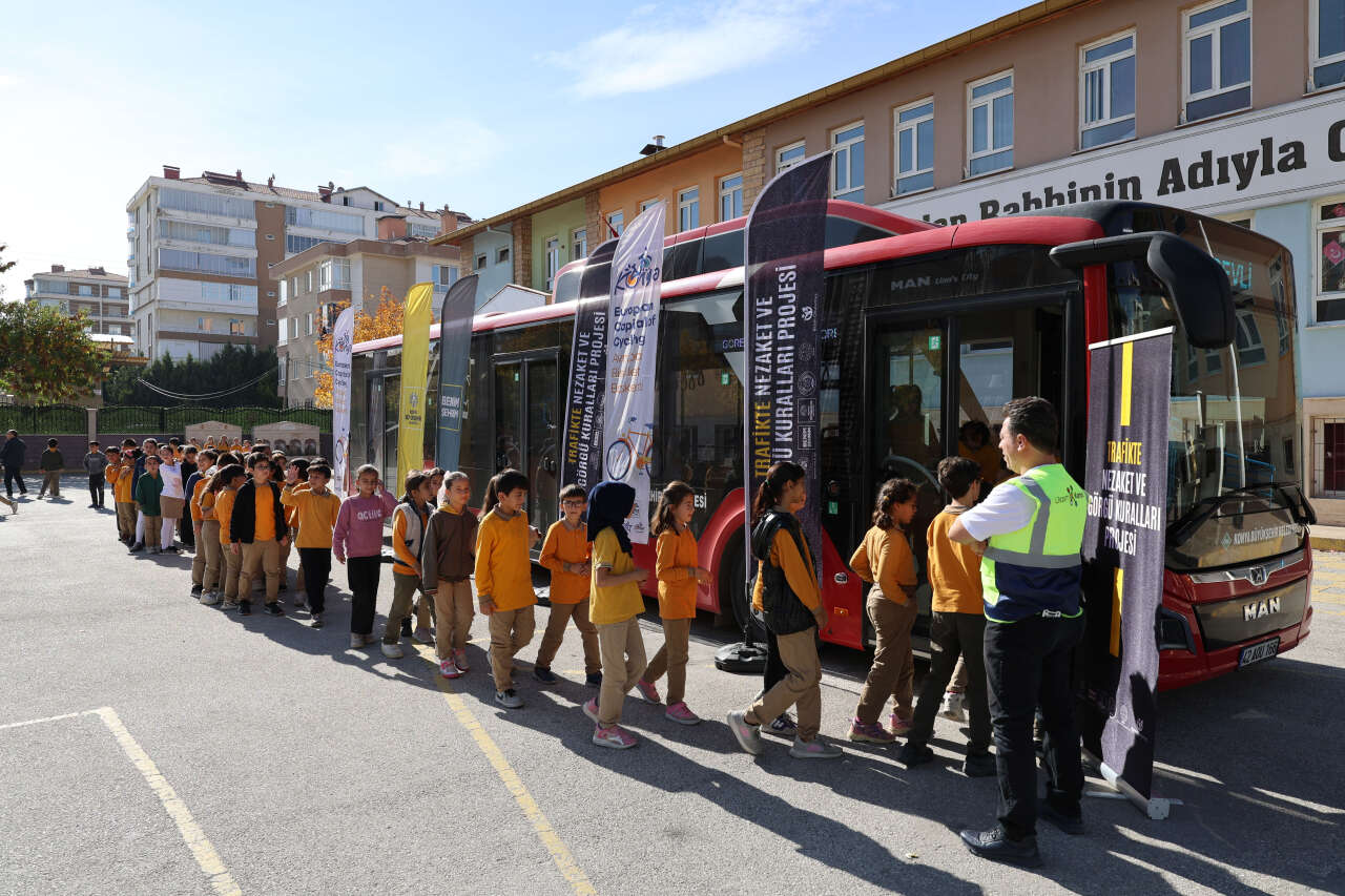 Konya’da Nezaket Otobüsü okul okul geziyor! İçine binen bilinçli iniyor 1